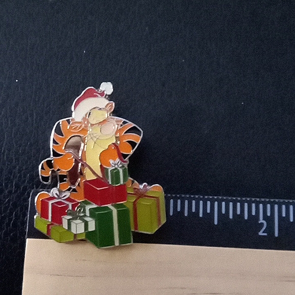 DISNEY CHRISTMAS TIGGER WITH PRESANTS - Picture 5 of 5